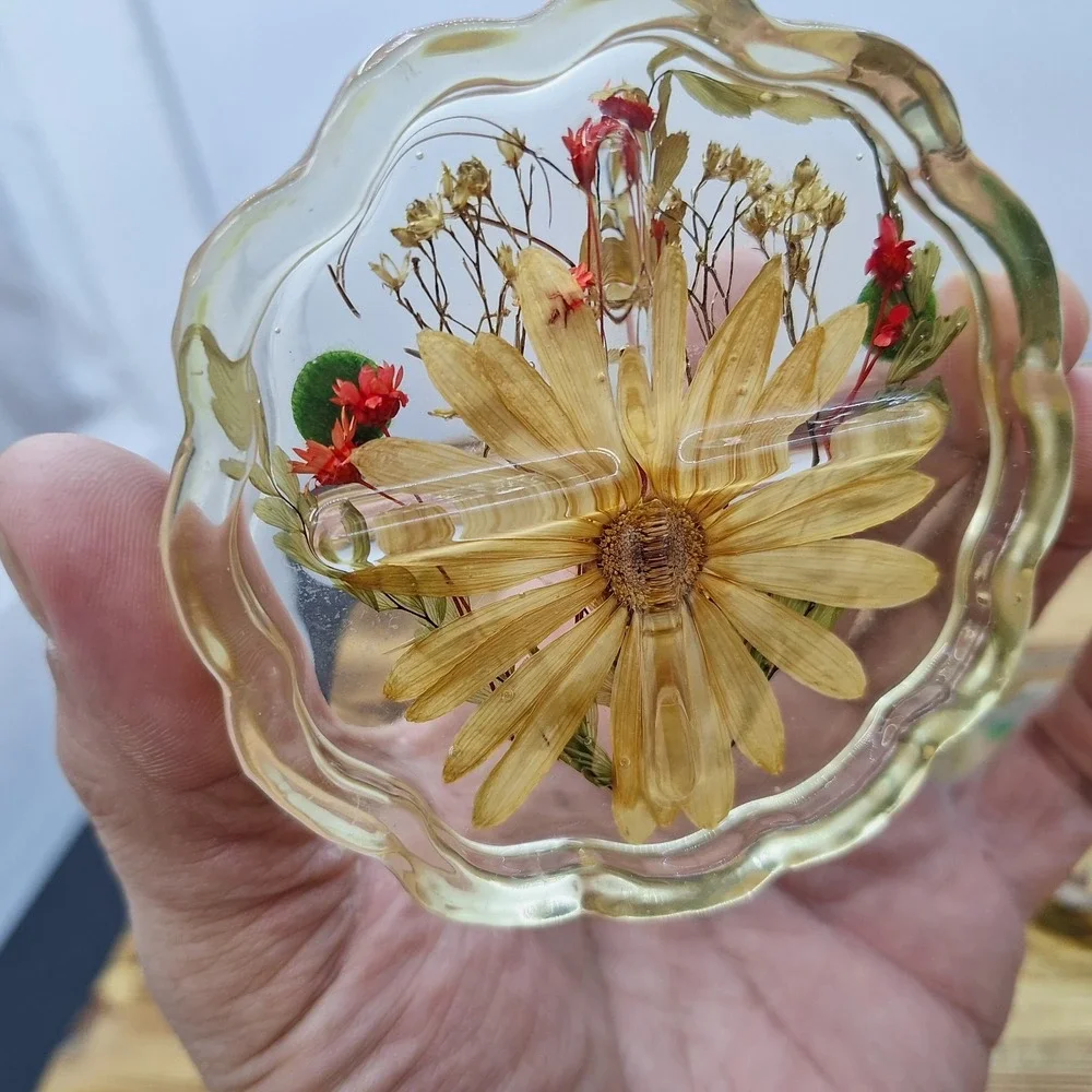 Lot of 2 Vintage Daisies Lucite Coasters Real‎ Pressed Flowers Hippie McM Ribbed